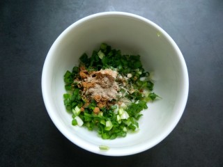 6、饺子皮葱油饼,放胡椒粉。