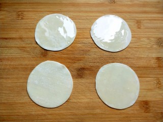 8、饺子皮葱油饼,取四张饺子皮,三张刷上油。