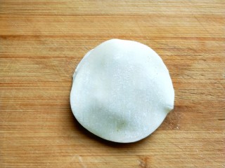 10、饺子皮葱油饼,三张撒上香葱的饺子皮叠在一起,没刷油的那一张盖在上面。