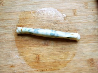 13、饺子皮葱油饼,从一边卷起来。