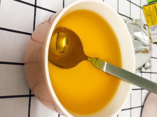 2、自制果冻,加入开水225ml搅拌均匀