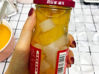 4、自制果冻,准备好罐头