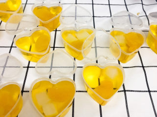 5、自制果冻,一起放入模具中，记得罐头里的水不要放进模具里