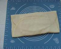 4、拿破仑酥,并将面片下部的3/1再折上去，捏紧四周的围边