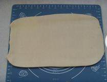 5、拿破仑酥,叠好的面片，旋转90度，擀成长方形，覆盖对折，如此完成一折