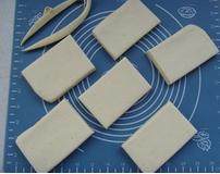 9、拿破仑酥,用刀裁剪成大小相等的千层酥皮片，用叉子扎出小孔，入冰箱冷藏半小时