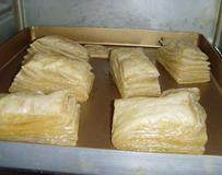 10、拿破仑酥,取出千层酥皮坯入预热200度的烤箱，中层，上下火，约烤20分钟面皮膨胀，转至180度，约烤20分钟