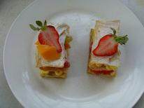 14、拿破仑酥,将三层派皮整齐的叠放起来，表层筛糖粉、点缀草莓即可