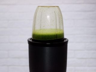 1、菠菜双色花样小馒头卷,首先把菠菜叶洗净后放到料理机里，加入2克盐和适量水，把菠菜榨汁后过滤出来备用。