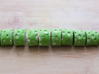 12、菠菜双色花样小馒头卷,用刀随意切成自己喜欢的大小，然后开始进行二发，夏天可以常温发酵，冬天可以借助烤箱、蒸箱等工具，35°左右发酵30～40分钟，用手指按压馒头表面，缓慢回弹即发酵好了。