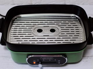 13、菠菜双色花样小馒头卷,美食锅加入适量水，不要超过锅里标注的“蒸”的最高水位线，放入蒸格，打开电源。