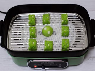 14、菠菜双色花样小馒头卷,蒸格上面铺一张硅胶垫，冷水把发好的馒头放入蒸格里。