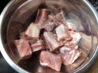 1、美味烤排骨,肋排泡水后反复清水冲洗干净