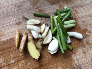 2、美味烤排骨,葱姜蒜切好