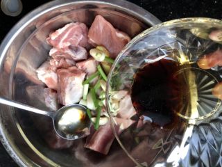 3、美味烤排骨,加入两勺酱油