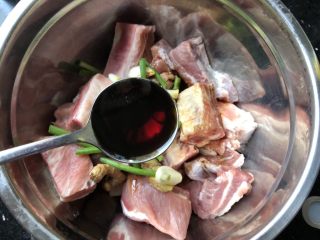 4、美味烤排骨,蒸鱼豉油