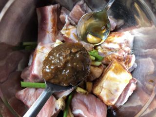 6、美味烤排骨,豆瓣酱