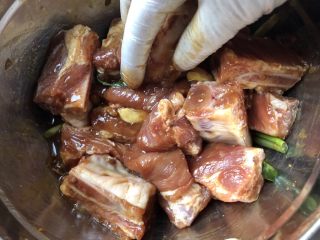 9、美味烤排骨,用手抓匀