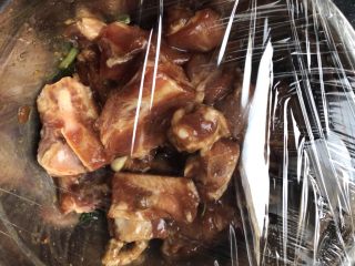 10、美味烤排骨,盖保鲜膜冰箱冷藏一夜更入味