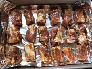 11、美味烤排骨,烤盘垫锡纸，取出码在烤盘上，葱姜蒜不要