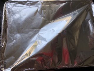 12、美味烤排骨,在上面密封上锡纸，烤箱220度50分钟