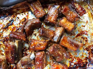 13、美味烤排骨,取出拿掉上面锡纸翻面烤两三分钟就OK了