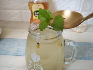 6、百香果薄荷蜂蜜水,数片薄荷叶