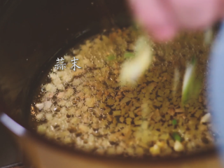 9、麻婆豆腐,放蒜末