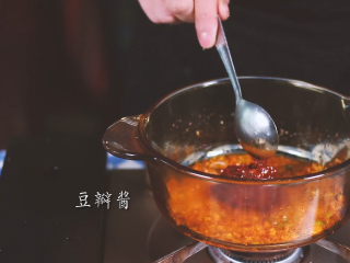 12、麻婆豆腐,加入豆瓣酱