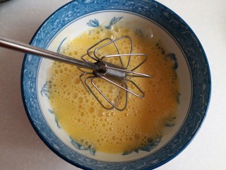 6、什锦炒饭,鸡蛋用打蛋器打散