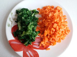 8、什锦炒饭,小白菜焯水切碎，胡萝卜切粒