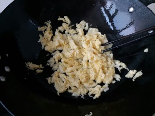 11、什锦炒饭,蛋液放倒入热油锅里用筷子扒成蛋碎取出