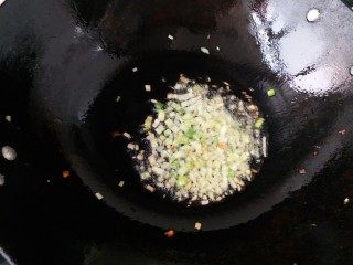 13、什锦炒饭,油锅放少量油，将葱姜碎粒倒入炒香