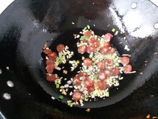 14、什锦炒饭,放入广式腊肠片煸熟