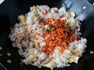 16、什锦炒饭,再将胡萝卜粒倒回锅里煸炒