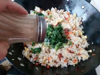 18、什锦炒饭,放入五香粉增鲜香