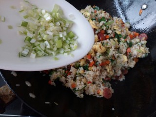 19、什锦炒饭,出锅前放入剩下的葱花煸炒均匀后就可以关火装盘了。