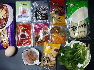 1、柳州螺蛳粉,准备柳州螺蛳粉及其它食材