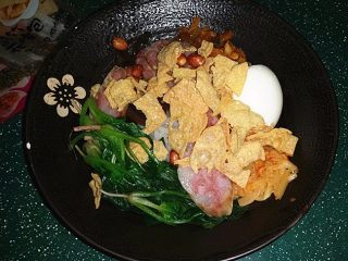 7、柳州螺蛳粉,酸笋包、腐竹花生等其它配料一起放入煮好的米粉碗中