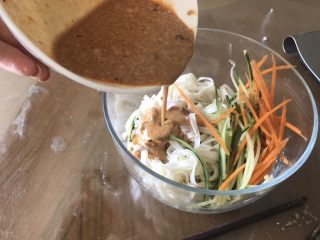 14、五分钟搞定芝麻拌面,把黄瓜和胡萝卜丝和面放在一起然后加入调的酱