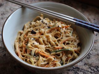 16、五分钟搞定芝麻拌面,完成！