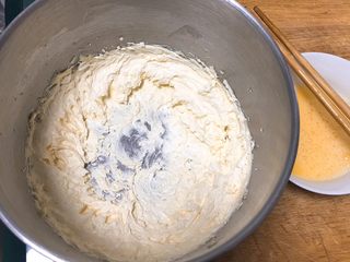 3、蔓越梅曲奇饼干,搅拌至羽毛状态。