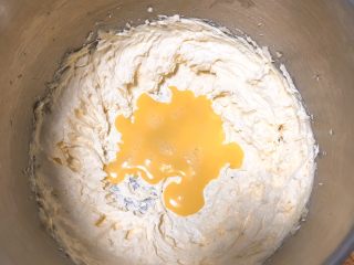 4、蔓越梅曲奇饼干,加入一半鸡蛋打散的液。