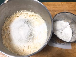 7、蔓越梅曲奇饼干,过筛一半的低筋粉。