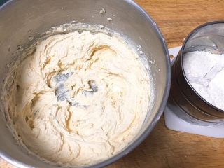 8、蔓越梅曲奇饼干,用打蛋器打至浓稠。