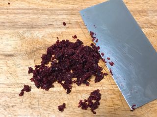 10、蔓越梅曲奇饼干,蔓越梅用刀切碎。