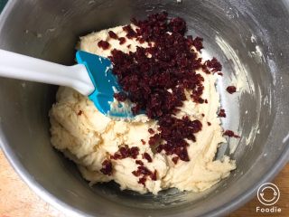 11、蔓越梅曲奇饼干,加入蔓越梅。