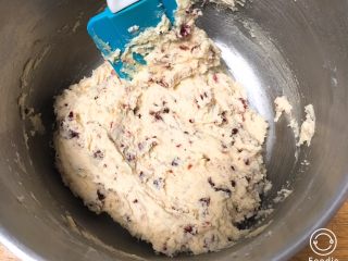 12、蔓越梅曲奇饼干,先用打蛋器搅拌，后用刮刀拌匀。