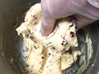 13、蔓越梅曲奇饼干,用手抓匀。