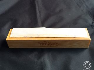 15、蔓越梅曲奇饼干,用手压紧，两边烤盘纸折叠，放入冰箱冷冻一小时，注意是冷冻不是冷藏。